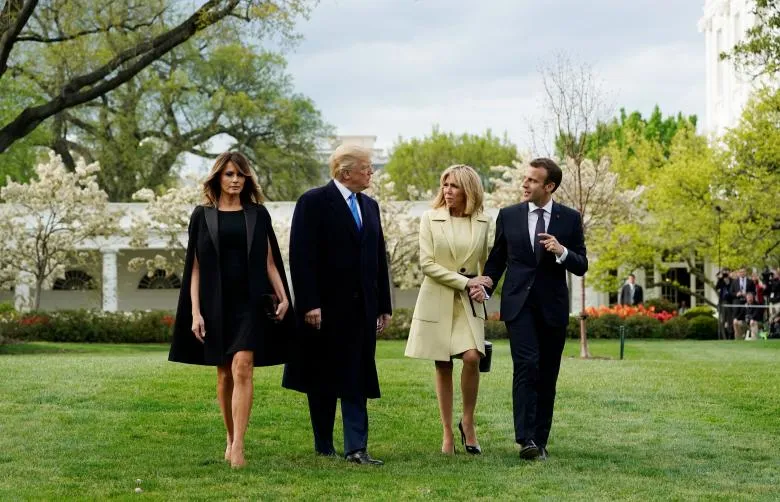 Vợ chồng Tổng thống Mỹ Donald Trump (phải) chào đón vợ chồng Tổng thống Pháp Emmanuel Macron tại Nhà Trắng ngày 23-4. Ảnh: REUTERS