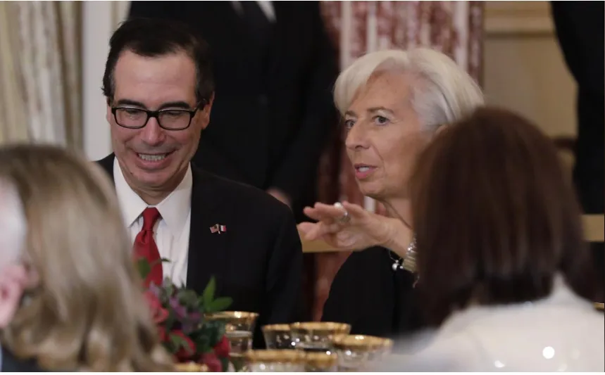 Bộ trưởng Tài chính Mỹ Steven Mnuchin (trái) và Tổng Giám đốc Quỹ Tiền tệ thế giới Christine Lagarde (người Pháp) dự buổi tiệc trưa mừng sự kiện Tổng thống Pháp Emmanuel Marcon thăm Mỹ, tại trụ sở Bộ Ngoại giao ngày 24-4. Ảnh: REUTERS
