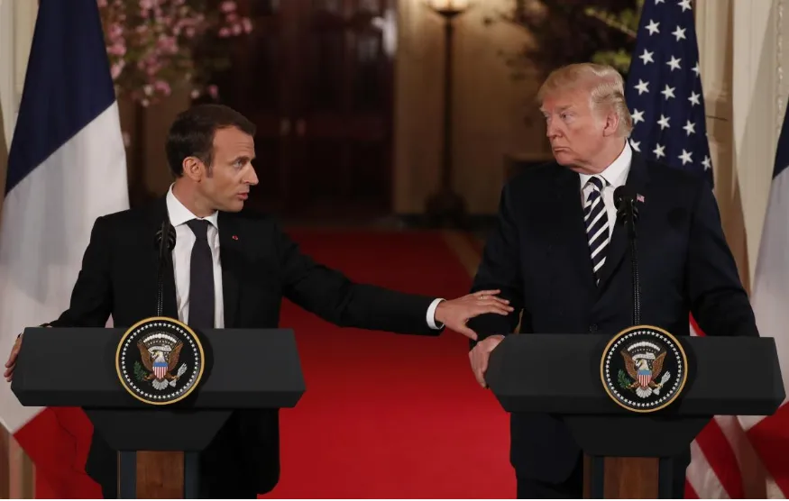 Tổng thống Mỹ Donald Trump (phải) và Tổng thống Pháp Emmanuel Macron họp báo chung sau cuộc gặp song phương tại Nhà Trắng ngày 24-4. Ảnh: REUTERS