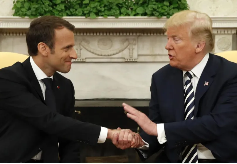 Tổng thống Mỹ Donald Trump (phải) và Tổng thống Pháp Emmanuel Macron gặp song phương tại phòng Bầu dục ở Nhà Trắng ngày 24-4. Ảnh: REUTERS