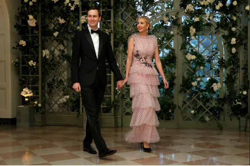 Hai cố vấn cấp cao Jared Kushner và Ivanka Trump – con rể và con gái Tổng thống Donald Trump – đến dự buổi tiệc tối cấp nhà nước đón tiếp Tổng thống Pháp Emmanuel Marcon tại Nhà Trắng ngày 24-4. Ảnh: REUTERS