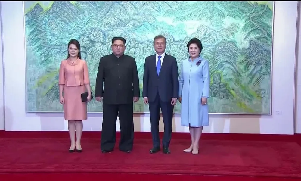 Vợ chồng lãnh đạo Triều Tiên Kim Jong-un (trái) và vợ chồng Tổng thống Hàn Quốc Moon Jae-in tại Nhà Hòa Bình ở làng đình chiến Bàn Môn Điếm tối 27-4. Ảnh: REUTERS