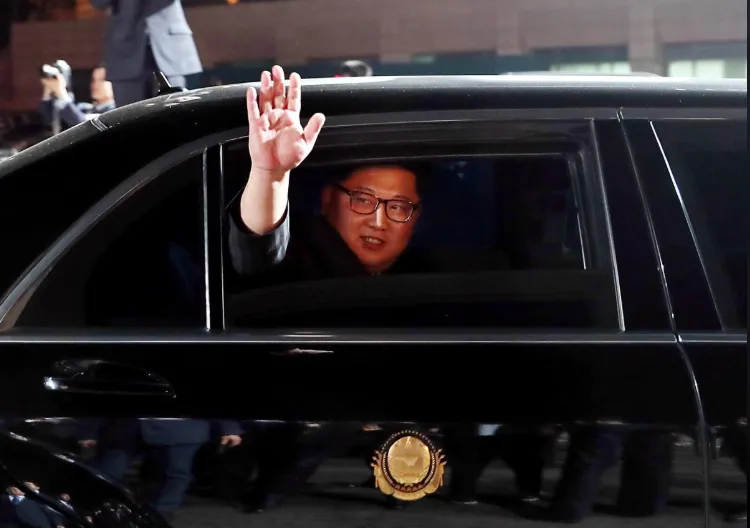 Lãnh đạo Triều Tiên Kim Jong-un chào tạm biệt Tổng thống Hàn Quốc Moon Jae-in trước khi lên đường về lại Triều Tiên sau khi sang biên giới Hàn Quốc dự cuộc gặp thượng đỉnh ngày 27-4. Ảnh: REUTERS