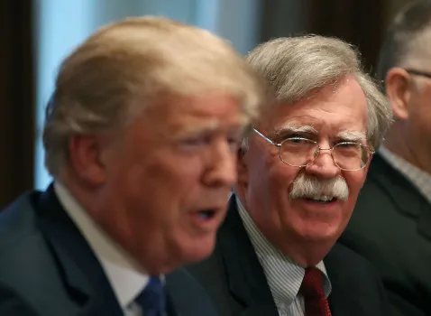 Ông John Bolton (đeo kính) mới nhậm chức Cố vấn an ninh quốc gia của Tổng thống Mỹ Donald Trump (trái) đầu tháng này. Ảnh: MERCURY NEWS