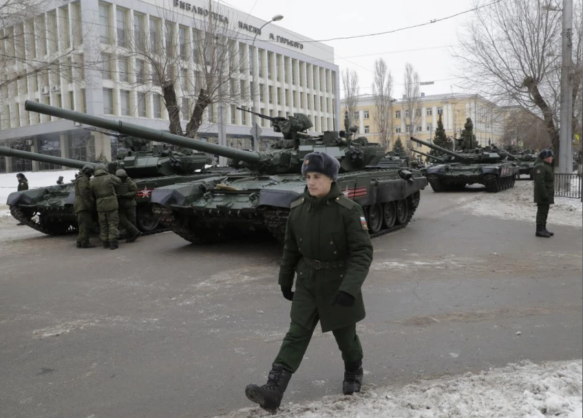 Quân nhân Nga và xe tăng T-90 của Nga tại lễ diễu binh kỷ niệm 75 năm trận chiến Stalingrad thời thế chiến thứ hai, tại TP Volgograd (Nga) ngày 2-2. Ảnh: REUTERS