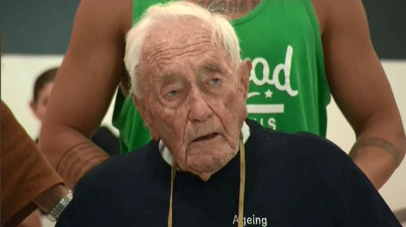 Cụ Goodall được gia đình đưa tiễn tại sân bay Perth (Úc) trước khi lên đường sang Thụy Sĩ ngày 2-5. Ảnh: 9NEWS