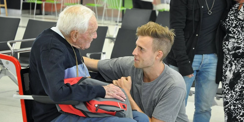 Nhà khoa học Úc David Goodall (trái) tạm biệt cháu trai tại sân bay Perth ở Úc ngày 2-5 trước khi lên máy bay tìm đường sang Thụy Sĩ. Ảnh: EPA