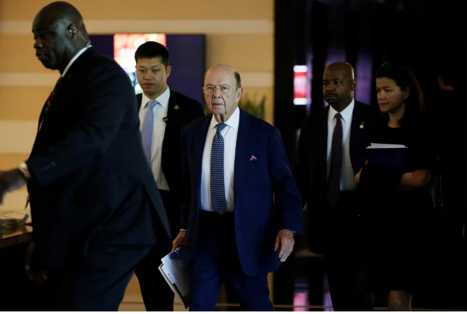 Bộ trưởng Thương mại Wilbur Ross (giữa, đeo kính) cùng tham dự phái đoàn Mỹ đàm phán với Trung Quốc ngày 3-3. Ảnh: REUTERS
