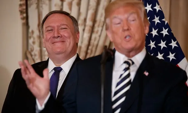 Ông Mike Pompeo (trái) đứng cạnh Tổng thống Mỹ Donald Trump trong buổi lễ nhậm chức Ngoại trưởng Mỹ ngày 2-5. Ảnh: EPA