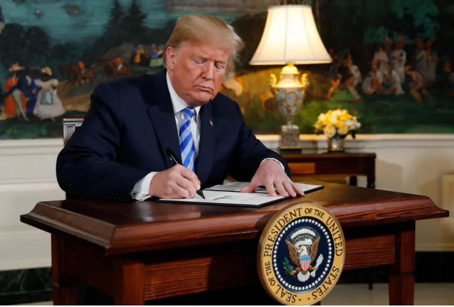 Tổng thống Mỹ Donald Trump ký tuyên bố về ý định rút khỏi thỏa thuận hạt nhân Iran, tại Nhà Trắng ngày 8-5. Ảnh: REUTERS