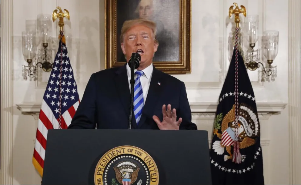 Tổng thống Mỹ Donald Trump tuyên bố về ý định rút khỏi thỏa thuận hạt nhân Iran, tại Nhà Trắng ngày 8-5. Ảnh: REUTERS