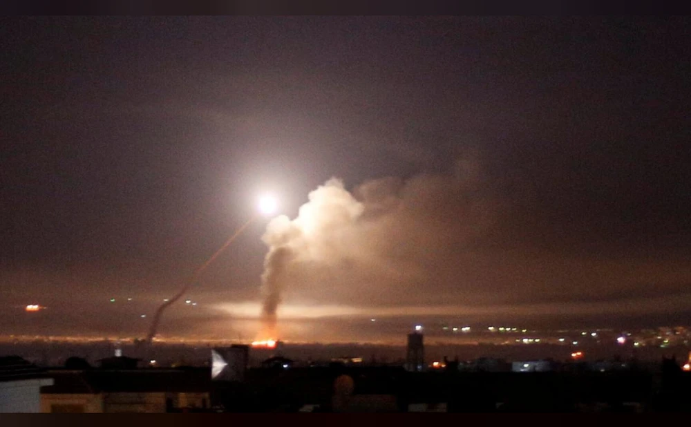 Tên lửa được nhìn thấy trên bầu trời Damacus (Syria) sáng sớm 10-5. Ảnh: REUTERS