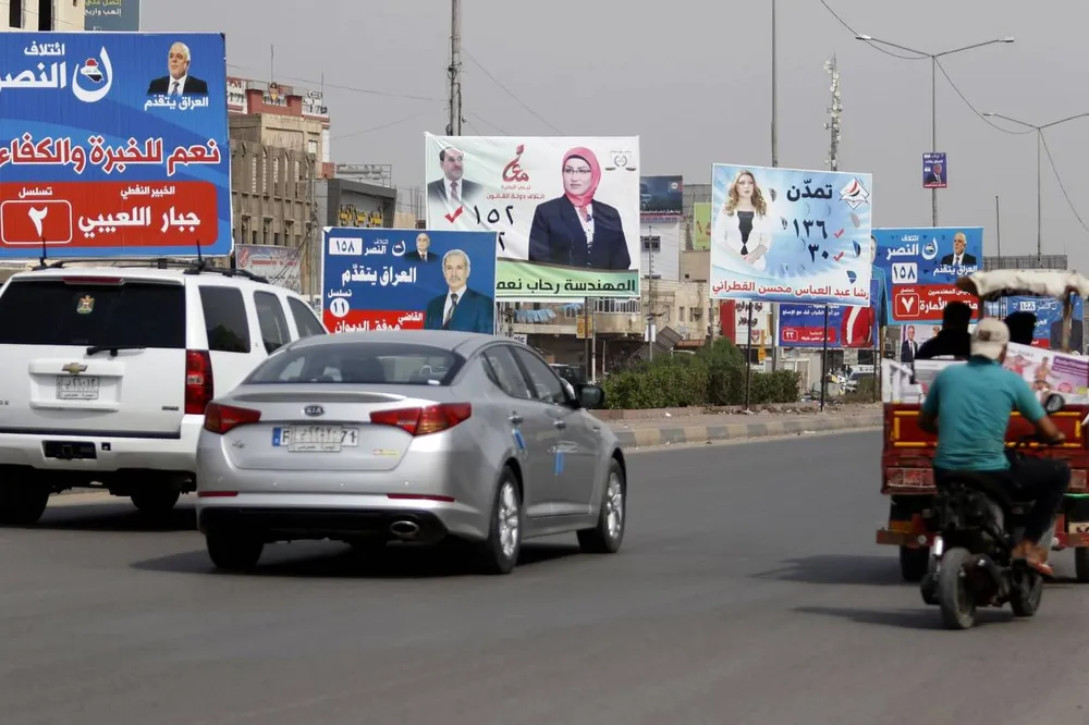 Áp phích cổ động cuộc bầu cử quốc hội trên đường phố TP Basra (Iraq). Ảnh: GETTY IMAGES
