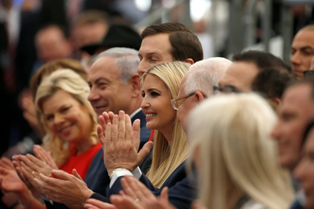 (Từ trái sang): Vợ chồng Thủ tướng Israel BenjaminNetanyahu và vợ chồng con gái Tổng thống Mỹ Donald Trump – con gái Ivanka Trump và con rể Jared Kushner tại buổi lễ khánh thành đại sứ quán Mỹ ở Jerusalem chiều 14-5. Ảnh: REUTERS