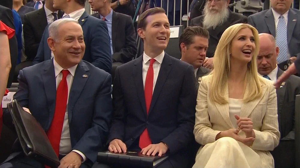 Vợ chồng Jared Kushner, Ivanka Trump cùng Thủ tướng Israel Benjamin Netanyahu tại buổi lễ khánh thành đại sứ quán Mỹ ở Jerusalem chiều 14-5. Ảnh: SKY NEWS