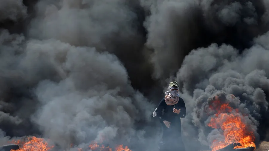 Người biểu tình Palestine gần hàng rào biên giới Dải Gaza-Israel ngày 14-5. Ảnh: REUTERS