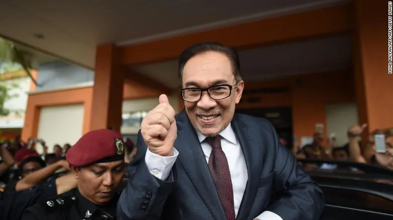 Ông Anwar Ibrahim rời khỏi bệnh viện Cheras ở Kuala Lumpur (Malaysia) ngày 16-5. Ảnh: CNN