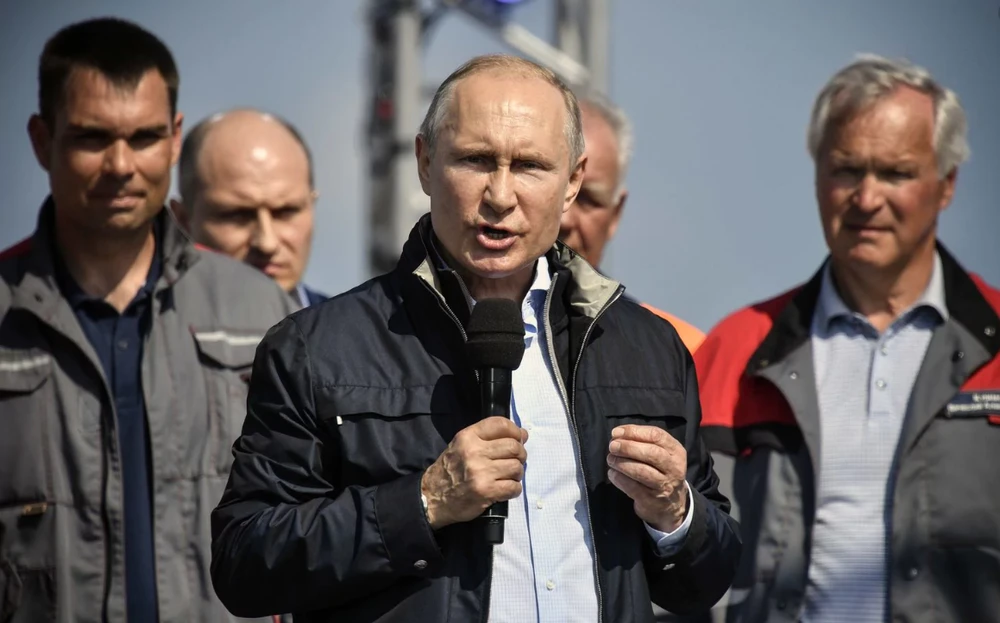 Tổng thống Nga Vladimir Putin phát biểu tại lễ khánh thành cây cầu nối liền Nga với bán đảo Crimea – lãnh thổ Nga sáp nhập từ Ukraine năm 2014, ngày 15-5. Ảnh: AP