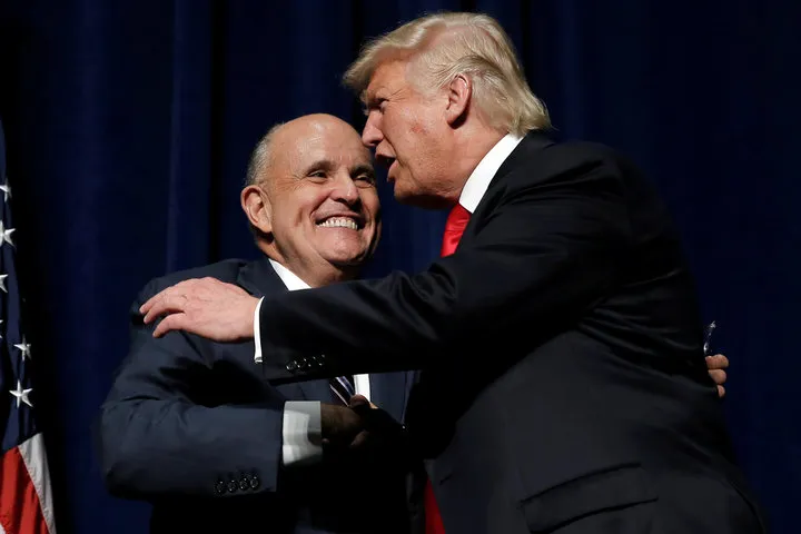 Ông Rudy Giuliani (trái), cựu thị trưởng New York và đang là luật sư của Tổng thống Mỹ Donald Trump (phải). Ảnh: HUFFINGTON POST
