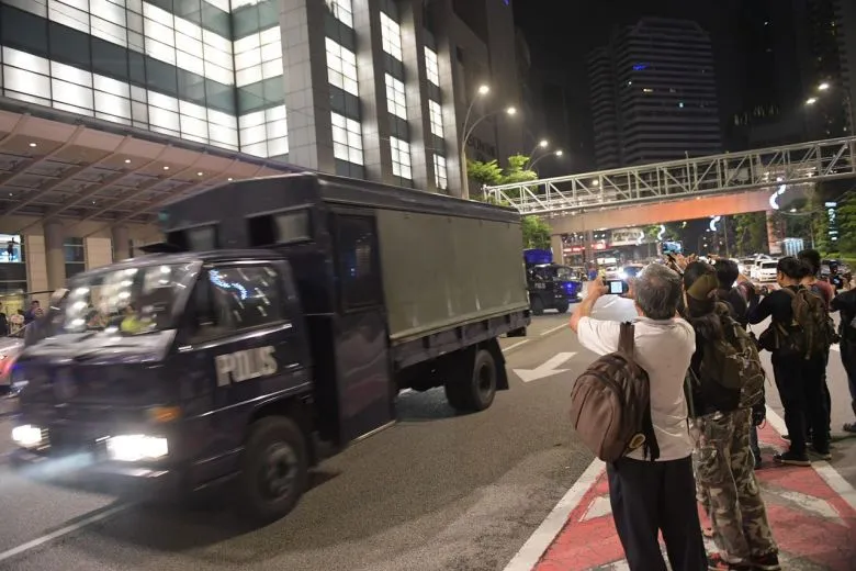 Thu 72 bao tiền, 284 túi hàng hiệu tại nhà cựu thủ tướng ảnh 3 Xe tải chở hàng tịch thu rời nhà cựu Thủ tướng Malaysia Najib Razak sáng sớm 18-5. Ảnh: NEW STRAIT TIMES