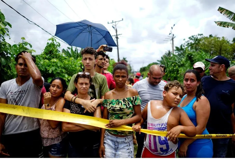 Người dân Cuba tập trung tại hiện trường tai nạn. Ảnh: REUTERS