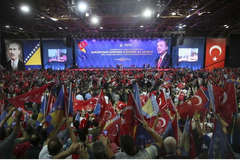 Tổng thống Thổ Nhĩ Kỳ Erdogan vận động tranh cử trước khoảng 12.000 người Thổ ở Sarajevo (Bosnia và Herzegovina) ngày 20-5. Ảnh: REUTERS