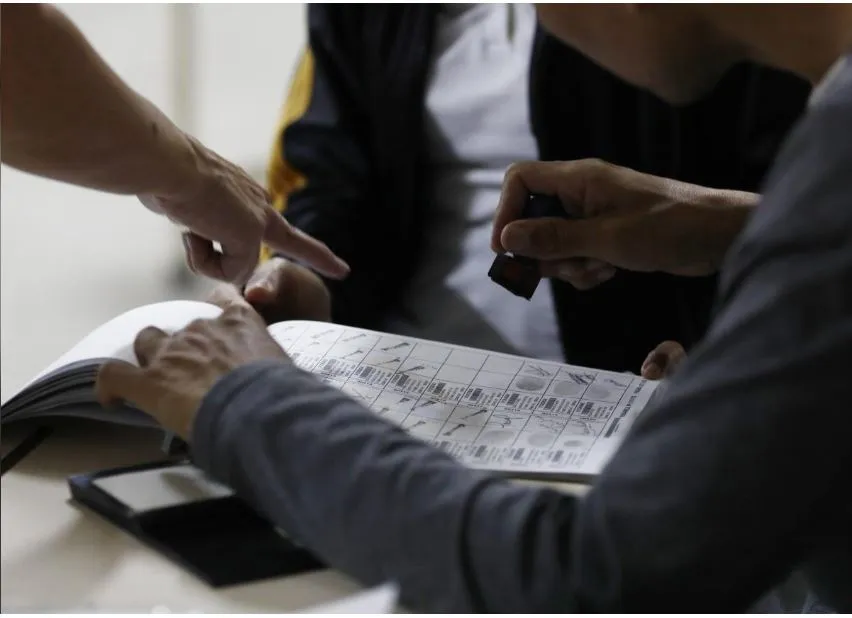 Nhân viên Ủy ban bầu cử kiểm phiếu cuộc bầu cử tổng thống Venezuela ngày 20-5, tại Caracas. Dự đoán Tổng thống Maduro sẽ tái đắc cử. Ảnh: REUTERS