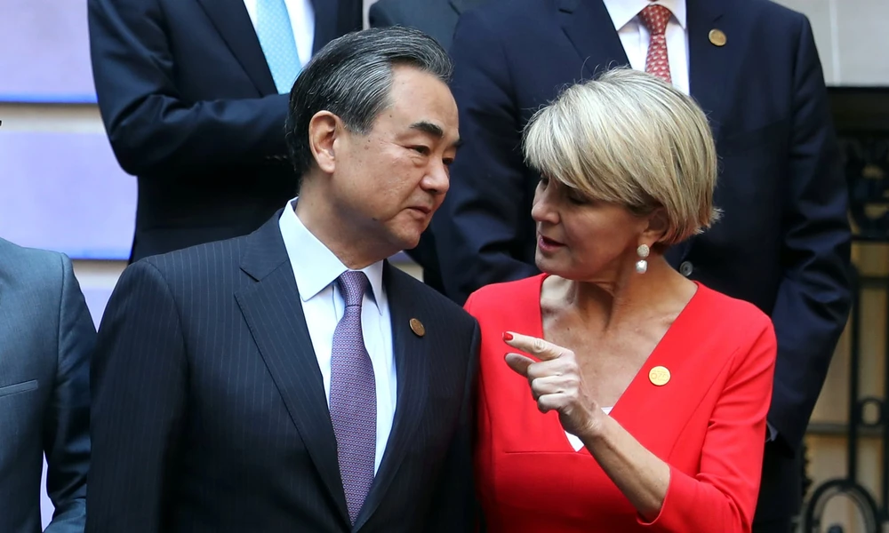 Ngoại trưởng Úc Julie Bishop (phải) và Bộ trưởng Ngoại giao Trung Quốc Vương Nghị tại hội nghị ngoại trưởng G20 ở Buenos Aires (Argentina). Ảnh: TWITTER