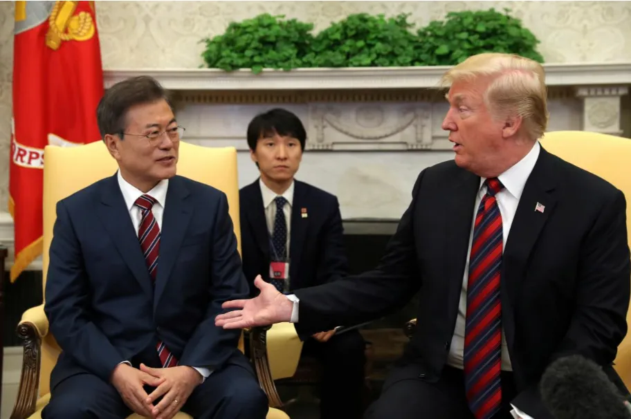 Tổng thống Mỹ Donald Trump (phải) đón tiếp Tổng thống Hàn Quốc Moon Jae-in tại Nhà Trắng ngày 22-5. Ảnh: REUTERS