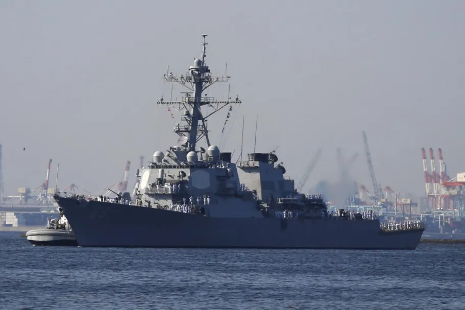 Tàu khu trục tên lửa USS Milius của hải quân Mỹ cập cảng căn cứ Yokosuka (Nhật) ngày 22-5. Ảnh: REUTERS