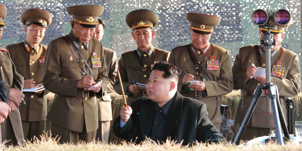 Lãnh đạo Triều Tiên Kim Jong-un (ngồi) và các tướng lĩnh quân đội nước này. Ảnh: KCNA