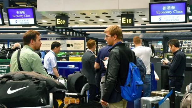 Đoàn nhà báo nước ngoài tại sận bay Bắc Kinh (Trung Quốc) chuẩn bị bay sang TP Wonsan (Triều Tiên) ngày 22-5. Ảnh: AP