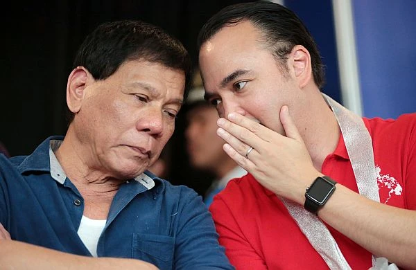 Tổng thống Philippines Rodrigo Duterte (trái) và Ngoại trưởng Philippines Alan Peter Cayetano. Ảnh: INQUIRER
