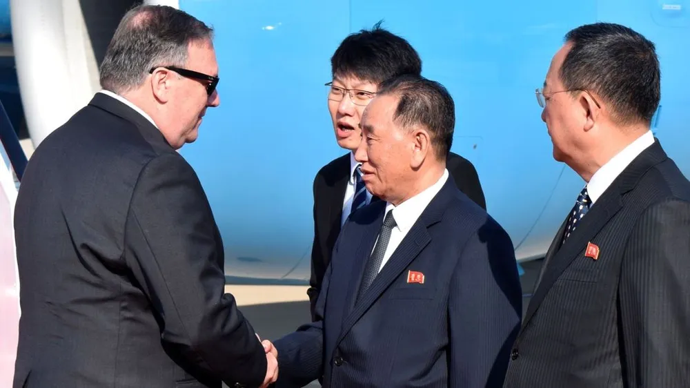 Phó Chủ tịch Ủy ban Trung ương đảng Lao động Triều Tiên Kim Yong-chol (phải) bắt tay Ngoại trưởng Mỹ Mike Pompeo (trái) khi ông Pompeo đến Bình Nhưỡng đầu tháng 5. Ảnh: SKY NEWS