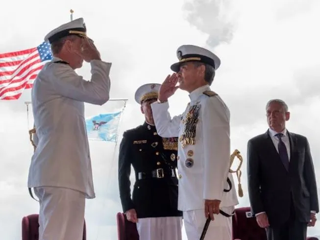 Đô đốc Harry Harris (phải) trong buổi lễ chuyển giao vị trí Tư lệnh Bộ Chỉ huy Ấn Độ Dương-Thái Bình Dương cho Đô đốc Philip Davidson (trái) tại Hawaii ngày 30-5. Ảnh: CNN