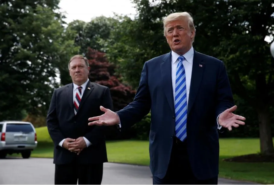 Tổng thống Trump (phải) và Ngoại trưởng Pompeo trao đổi với báo chí sau khi tiễn ông Kim Yong-chol ra về. Ảnh: REUTERS