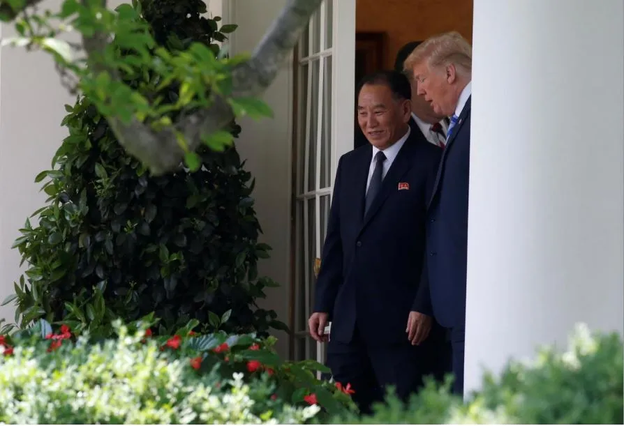 Ông Kim Yong-chol và Tổng thống Trump bước ra khỏi phòng Bầu dục tại Nhà Trắng sau cuộc gặp ngày 1-6. Ảnh: REUTERS