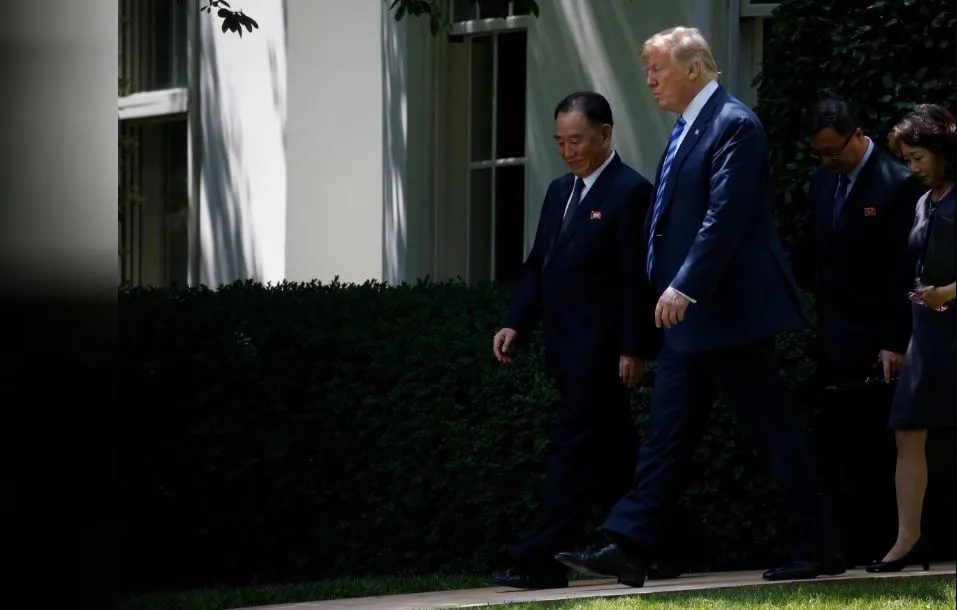 Tổng thống Trump (phải) và ông Kim Yong-chol rời phòng Bầu dục ra sân Nhà Trắng sau cuộc gặp ngày 1-6. Ảnh: REUTERS