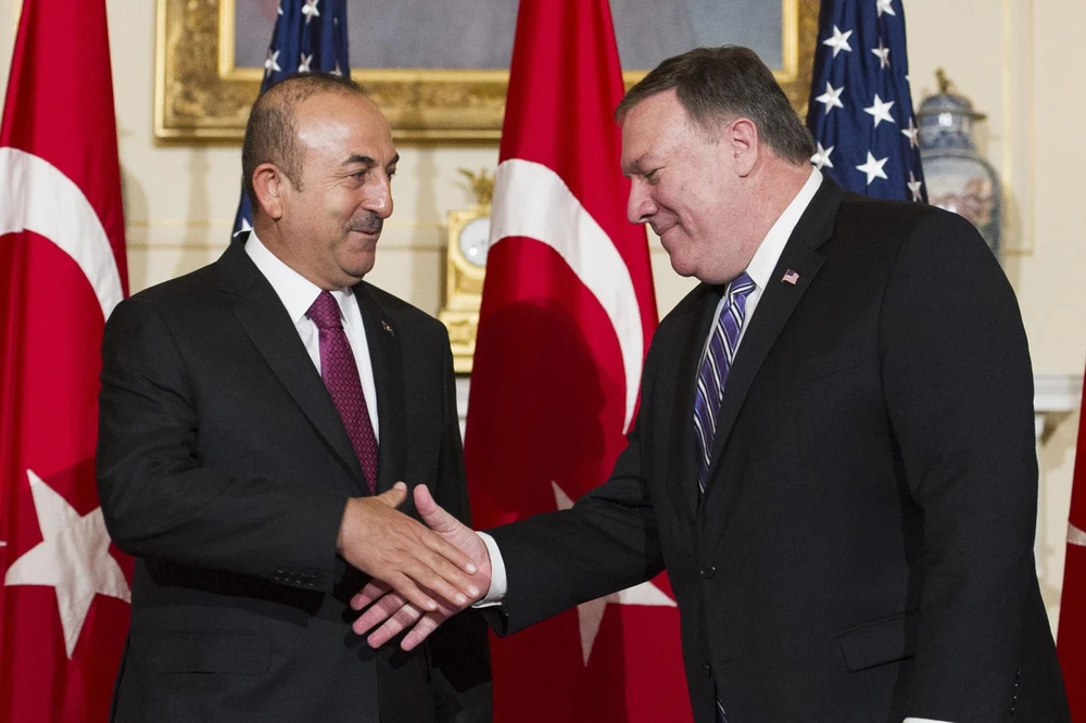 Ngoại trưởng Mỹ Mike Pompeo (phải) bắt tay Ngoại trưởng Thổ Nhĩ Kỳ Mevlut Cavusoglu tại trụ sở Bộ Ngoại giao ở thủ đô Washington (Mỹ) ngày 4-6. Ảnh: REUTERS