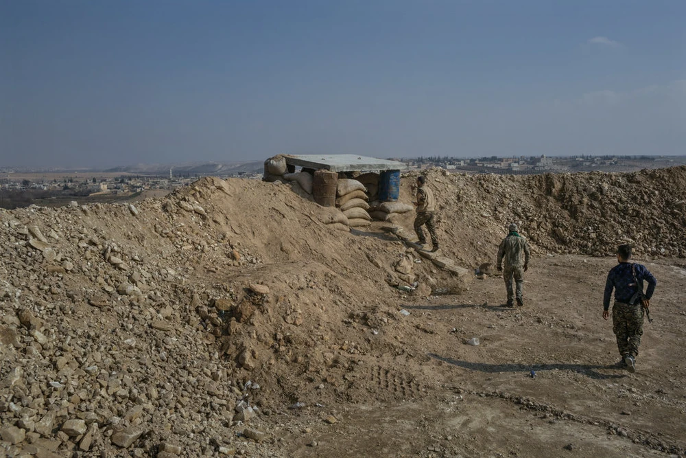 Các tay súng YPG trong một chiến dịch đánh IS ở ngoại ô Manbij hồi tháng 1. Ảnh: NYT