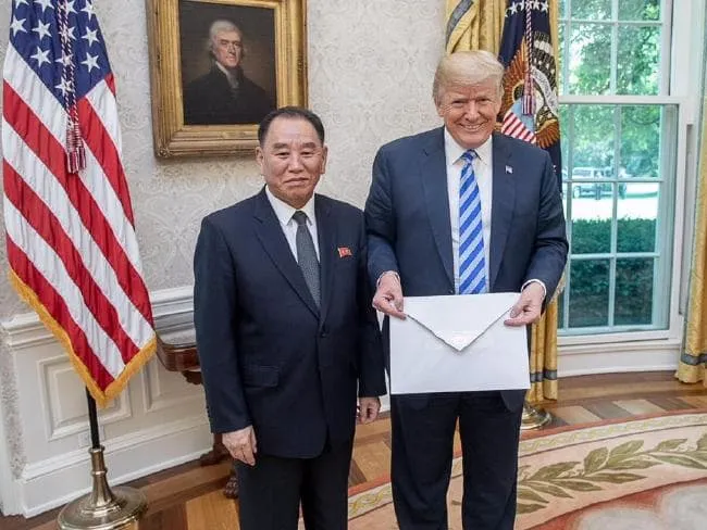 Tổng thống Mỹ Donald Trump (phải) nhận bức thư từ lãnh đạo Triều Tiên Kim Jong-un do Phó Chủ tịch Ủy ban Trung ương đảng Lao động Triều Tiên Kim Yong-chol (trái) chuyển tới ông, trong cuộc gặp tuần trước tại Nhà Trắng. Ảnh: HERALD SUN