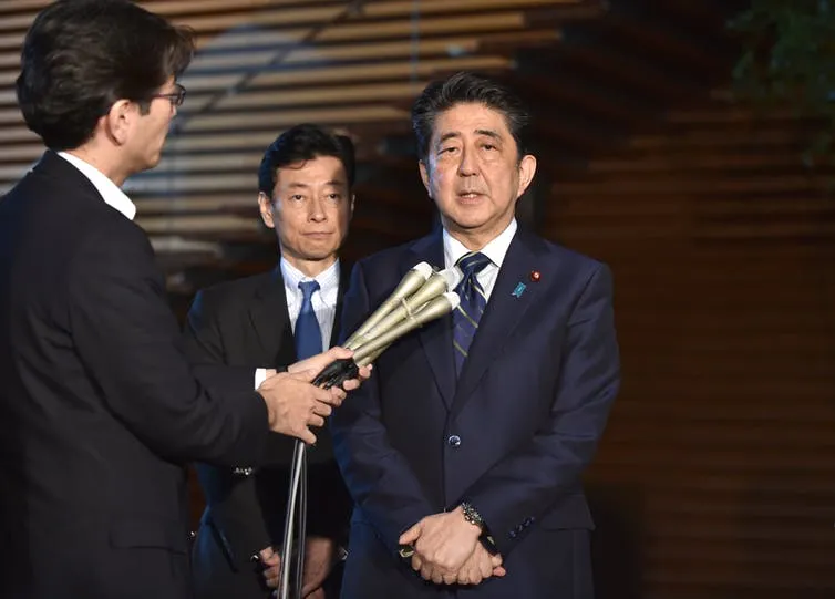 Thủ tướng Nhật Shinzo Abe (phải) đến hội nghị G7 với tâm thế chịu nhiều áp lực. Ảnh: EPA