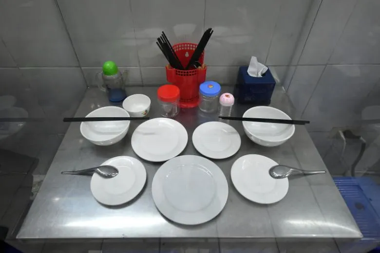 Trên bàn còn có chén, dĩa. Ảnh: ST