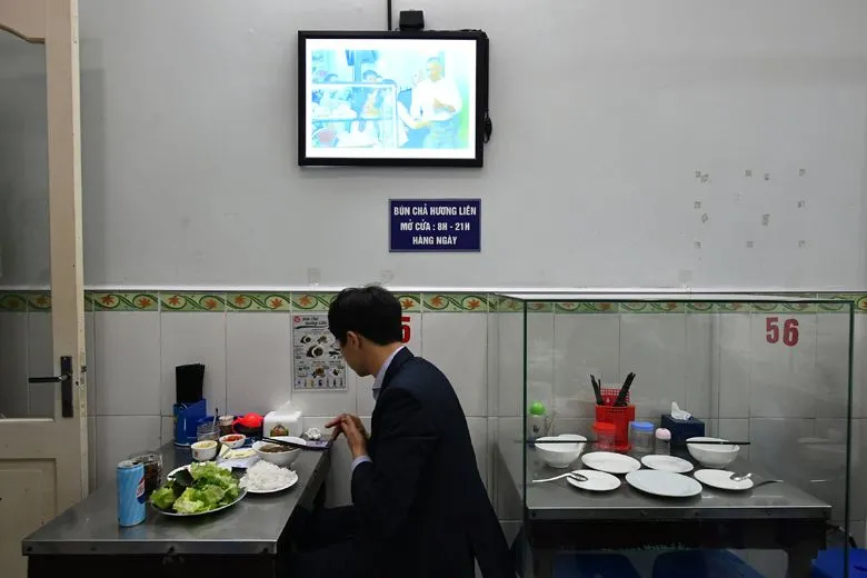 Bàn ăn ông Bourdain và ông Obama đã ngồi được quây bằng kính để trưng bày. Ảnh: ST