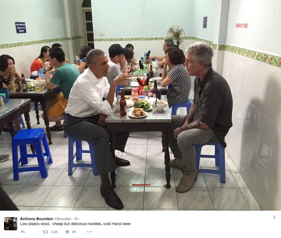 Ông Bourdain (phải) và Tổng thống Obama (trái) ăn bún chả tại nhà hàng Hương Liên ở Hà Nội tháng 5-2016. Ảnh: CNN