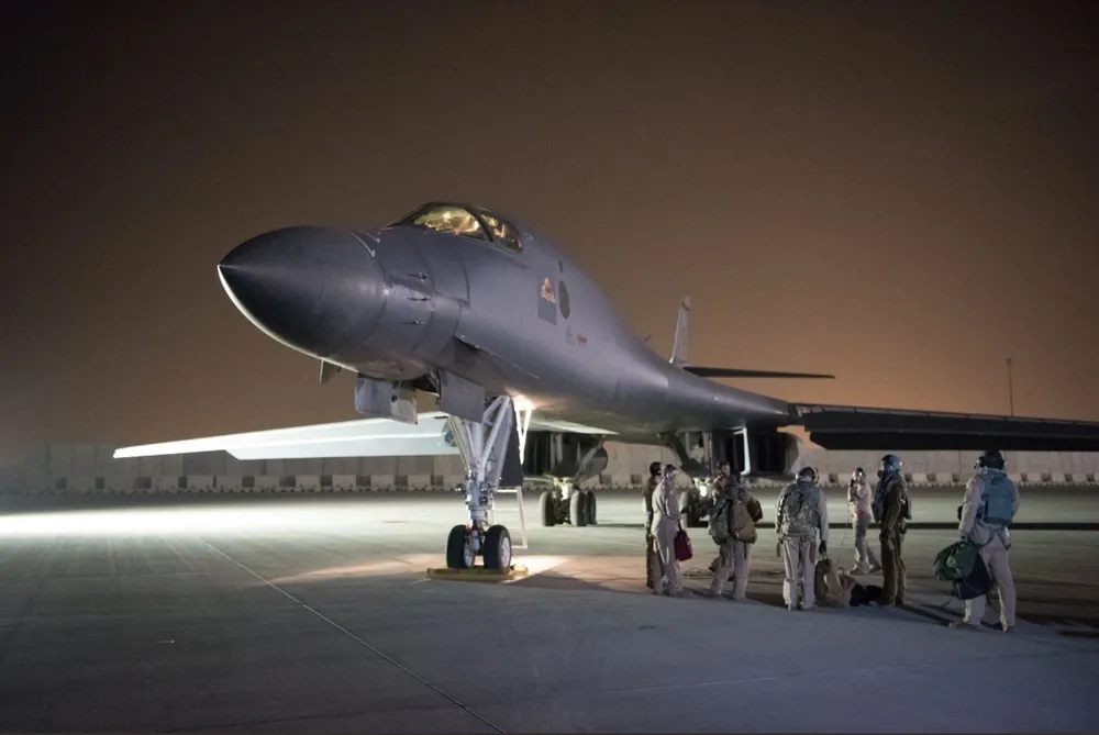 Máy bay ném bom B-1B Lancer tại căn cứ Al Udeid (Qatar). Ảnh: TWITTER