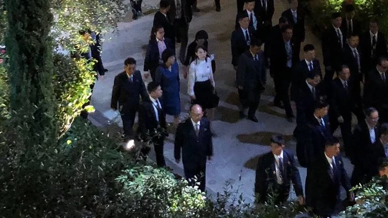 Bà Kim Yo-jong (áo trắng) đi dạo dưới nhà vòm hoa tại công viên Gardens by the Bay. Ảnh: CNA