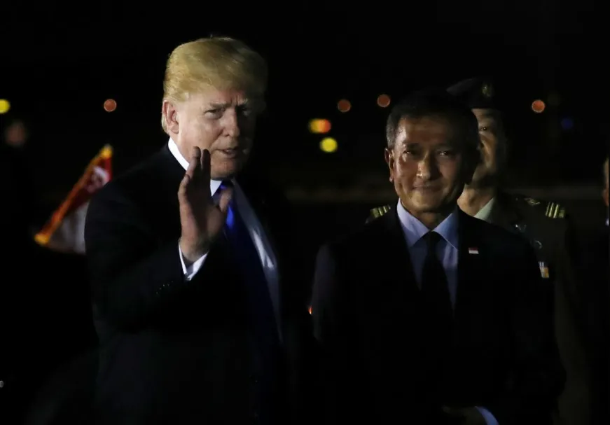 Tổng thống Mỹ Donald Trump (phải) đến căn cứ không quân Paya Lebar (Singapore) tối 10-6, chuẩn bị gặp thượng đỉnh lãnh đạo Kim Jong-un. Ảnh: REUTERS