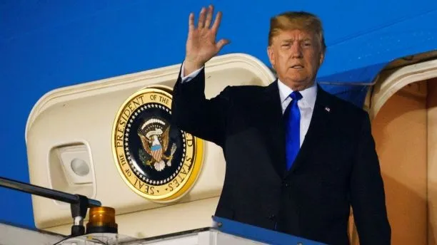 Tổng thống Mỹ Donald Trump đến Singapore tối 10-6. Ảnh: AP
