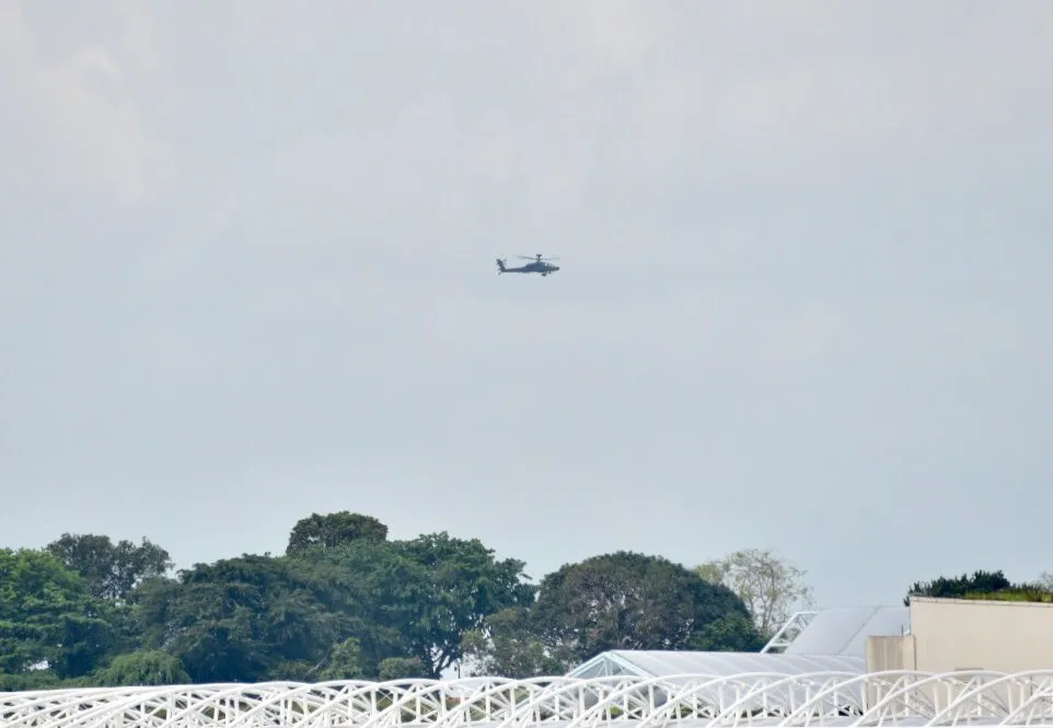 Trực thăng quần trên bầu trời Sentosa (Singapore) sáng ngày diễn ra thượng đỉnh Mỹ-Triều 12-6. Ảnh: TWITTER